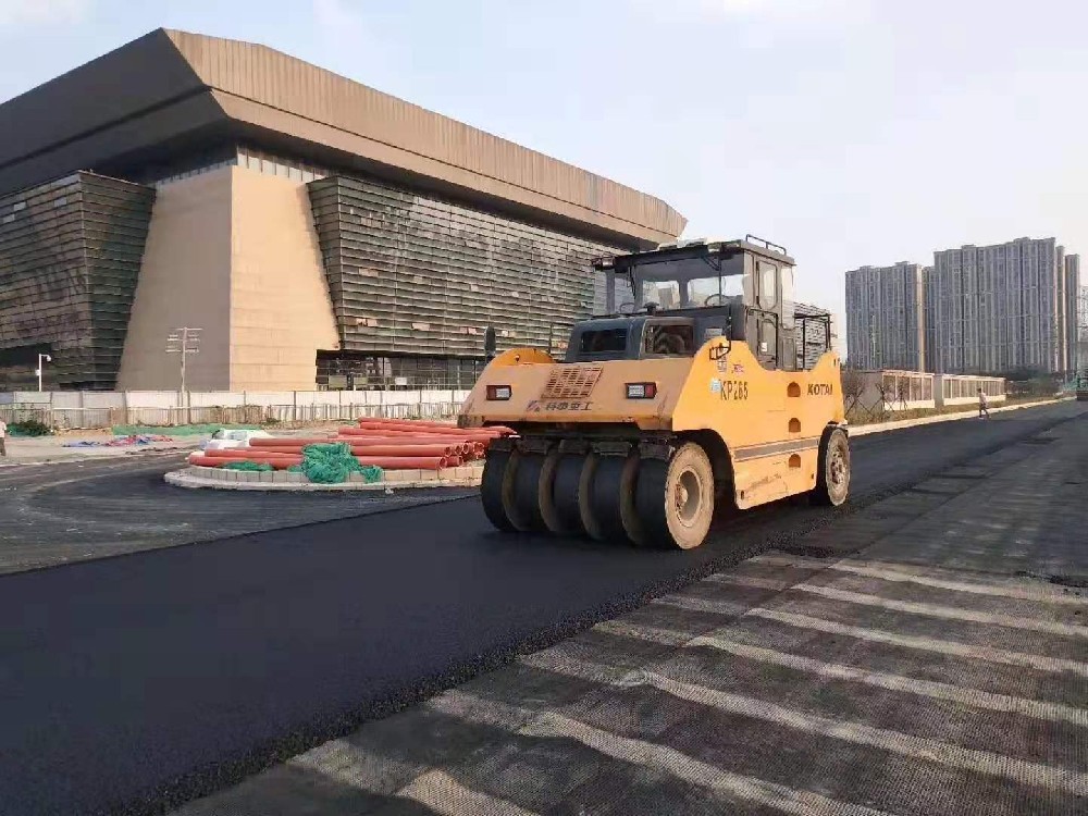 郑州新乡停车场沥青摊铺工程